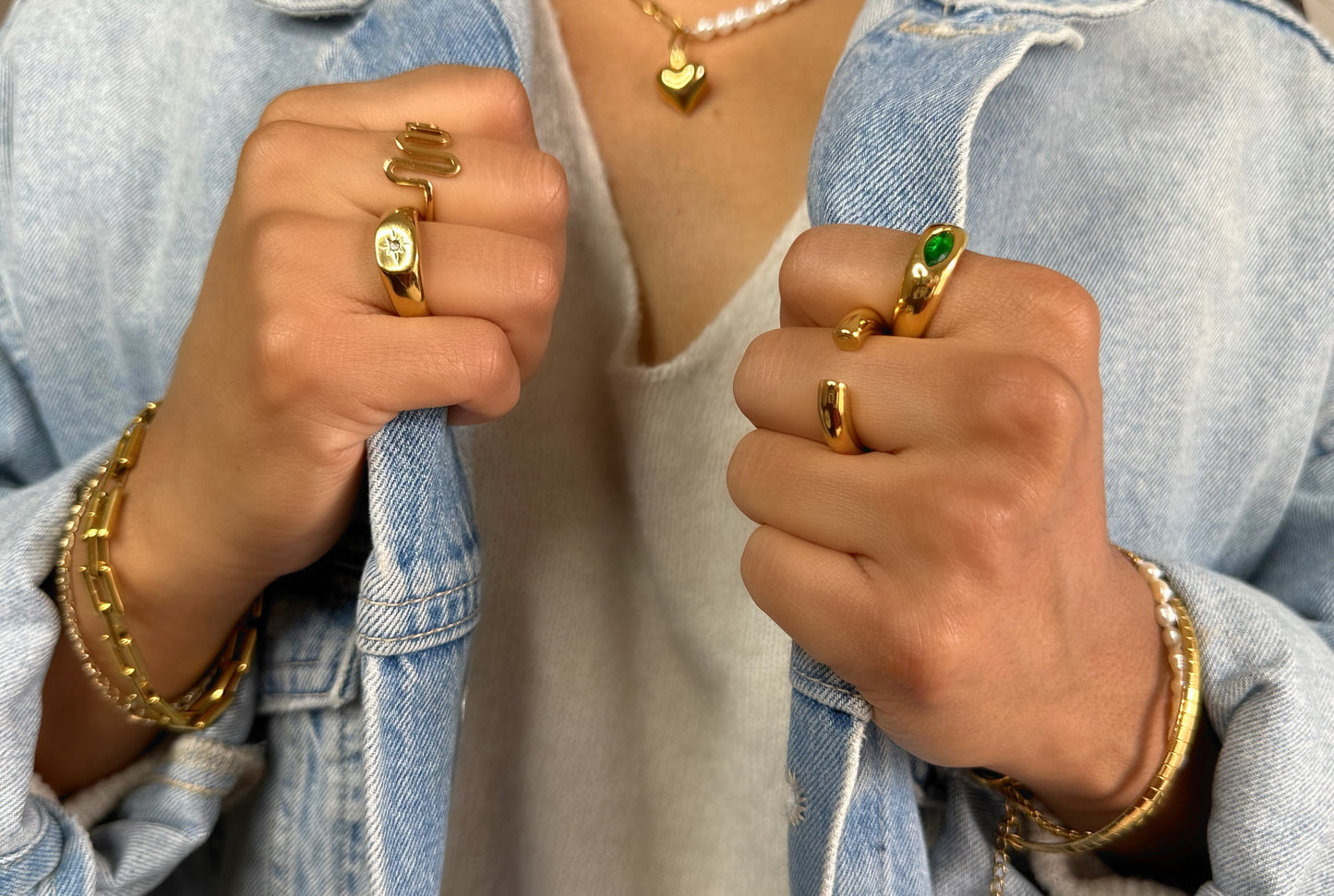 Model wears Estrellita ring on the ring finger to the left.