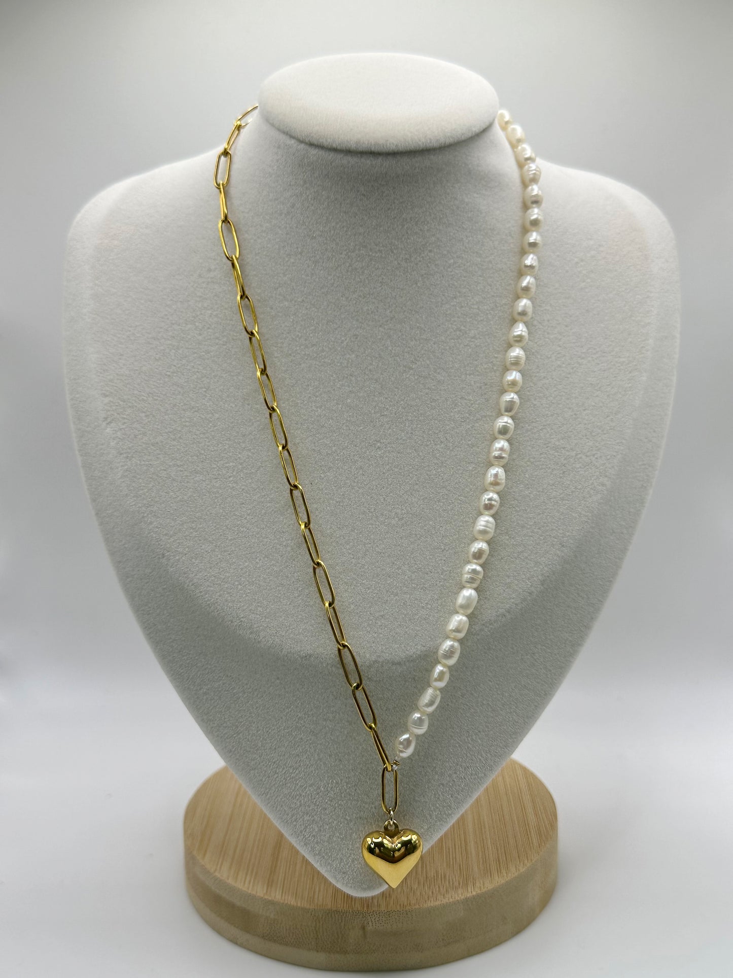 Corazon y Perlitas necklace on stand